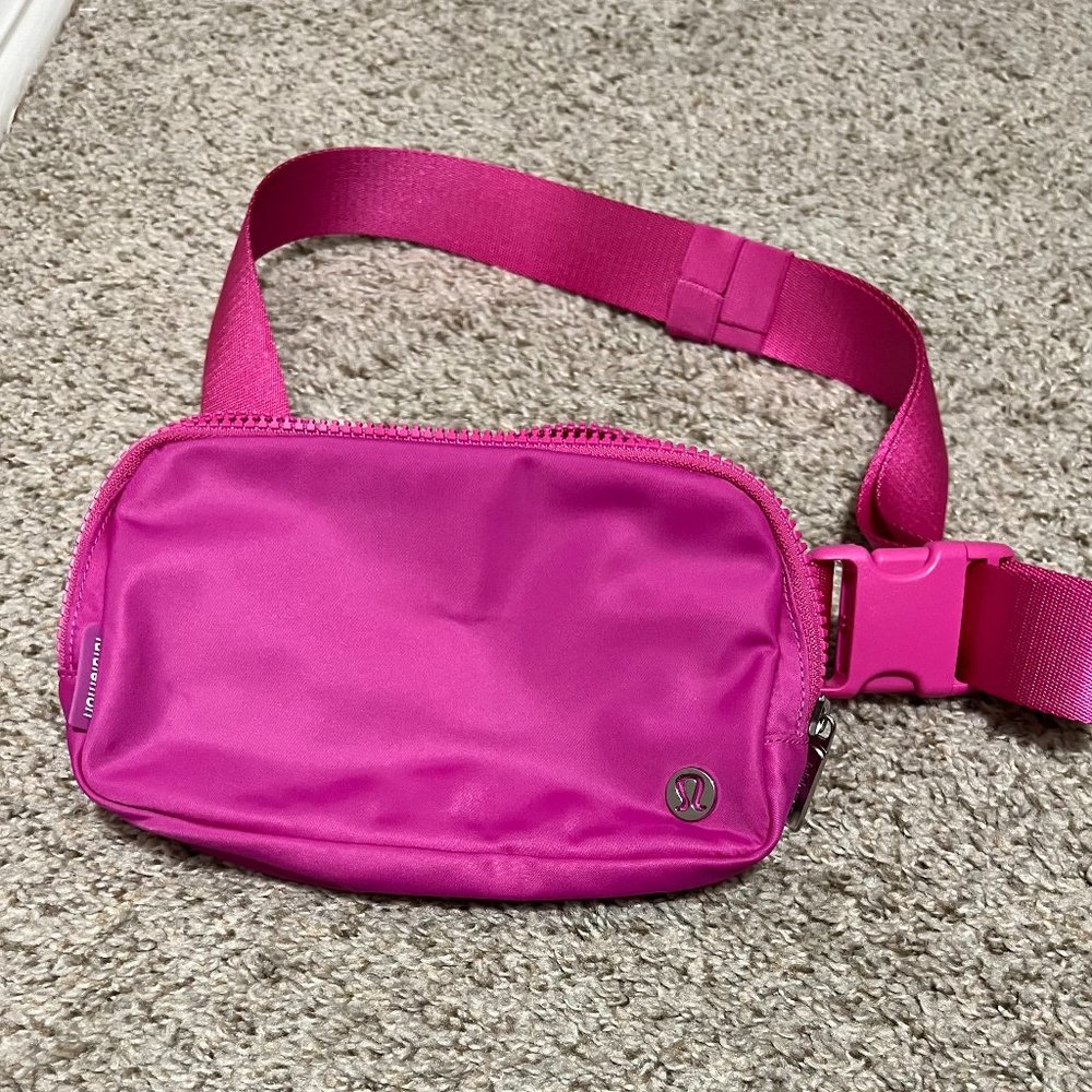 Lululemon Everywhere Belt Bag in Sonic Pink